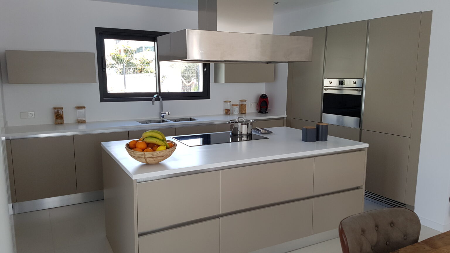 Cocina completa con isla y muebles modernos en Getafe.