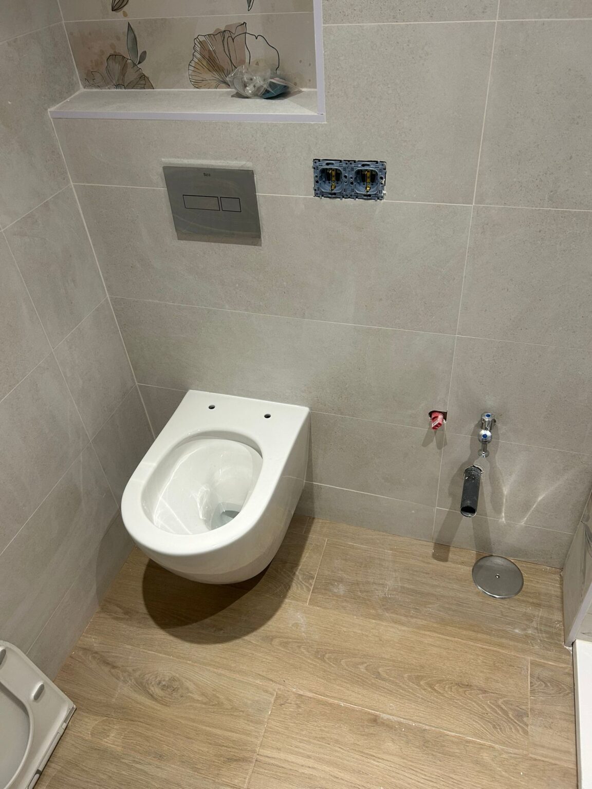 Aplicación de malla y cemento cola impermeable en zona de agua.