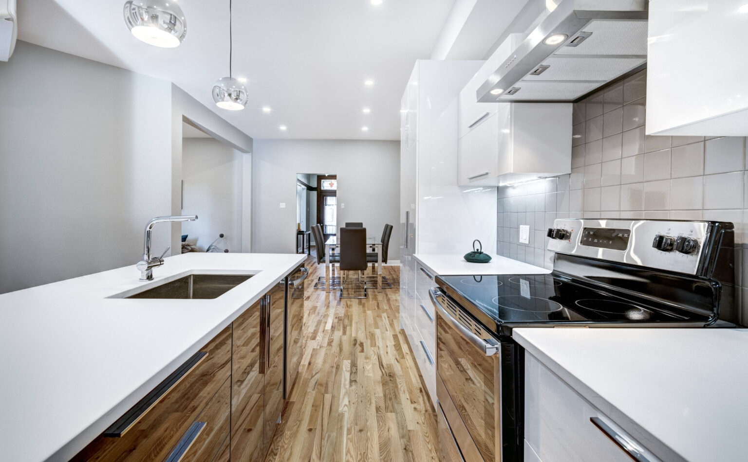 Transformación radical de una cocina antigua en un espacio modern